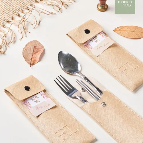 CUTLERY SET WITH POCKET
